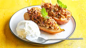Запеченные груши с орехами