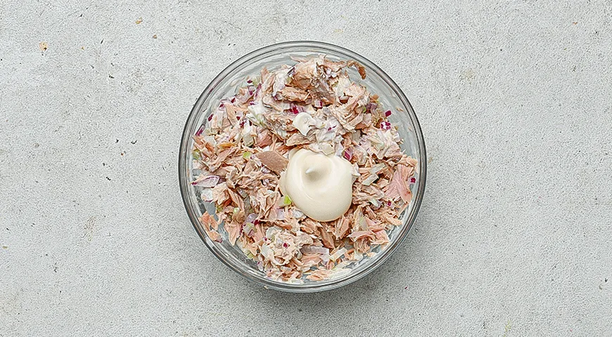 Чафли с тунцом, красным луком и сельдереем