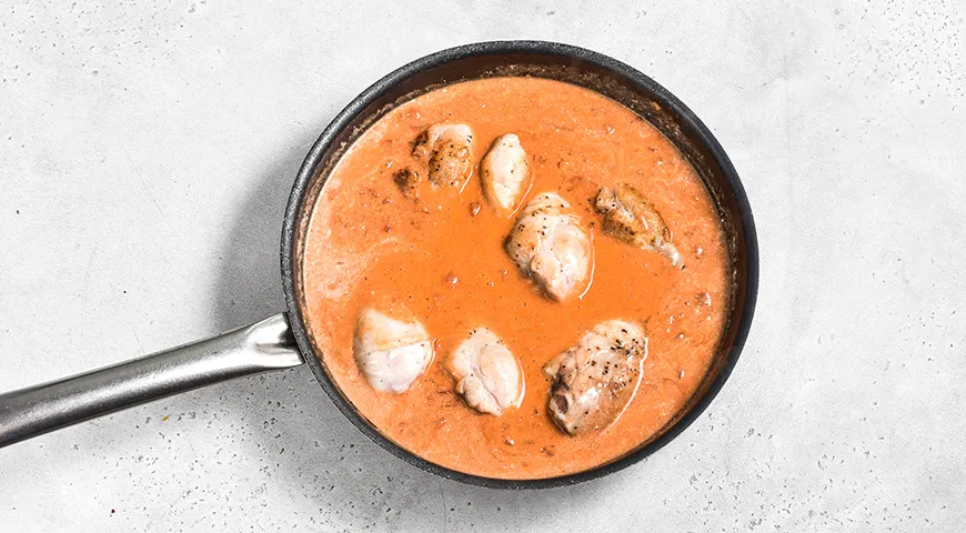 Куриные ножки в томатно-сметанном соусе на сковороде