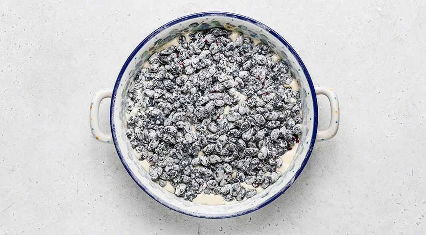 Заливной пирог с жимолостью