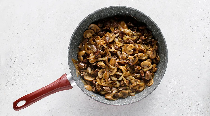 Куриные сердечки с грибами в сметане