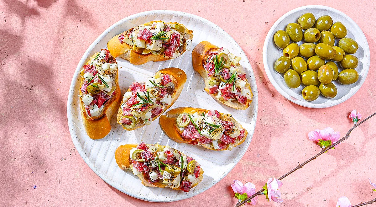 Рецепт кростини с салями, сыром, оливками, артишоками и бальзамическим уксусом