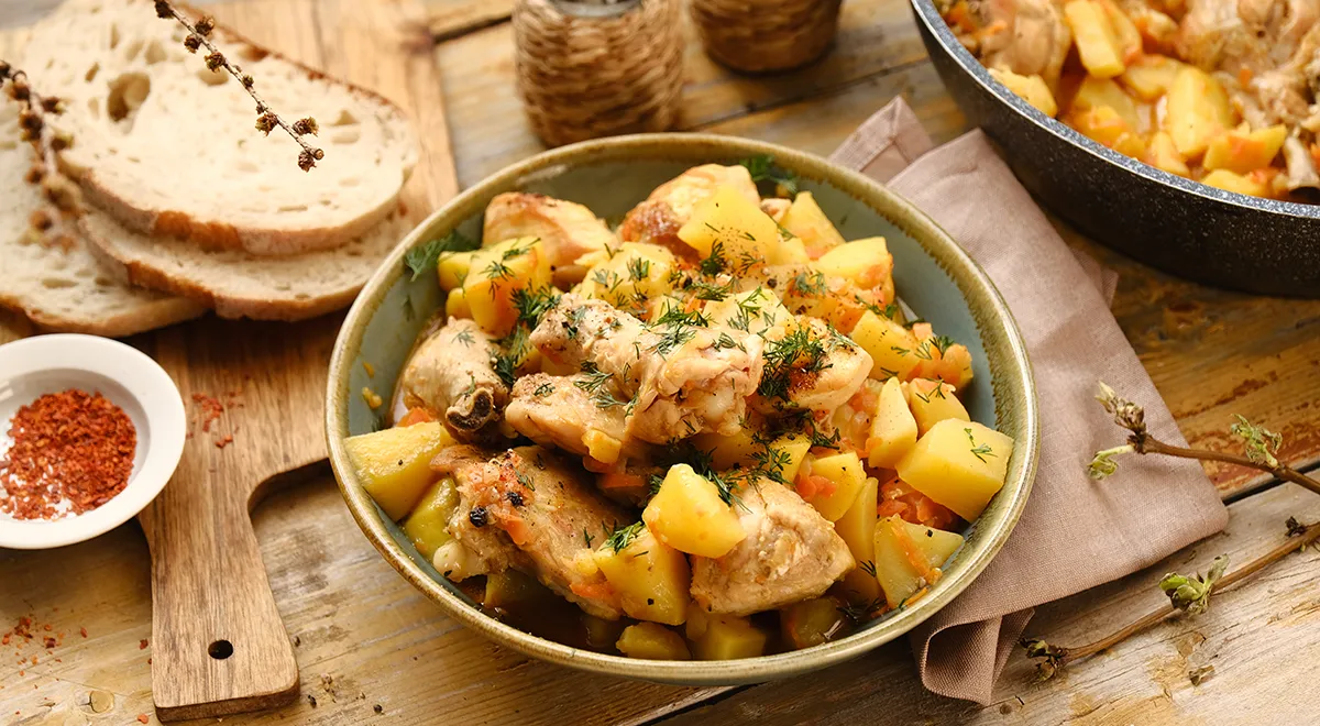 Рецепт тушенной картошки с курицей в сковороде с добавлением лаврового листа