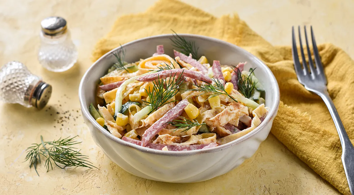 Рецепт блинного салата с кукурузой, сервелатом и огурцами