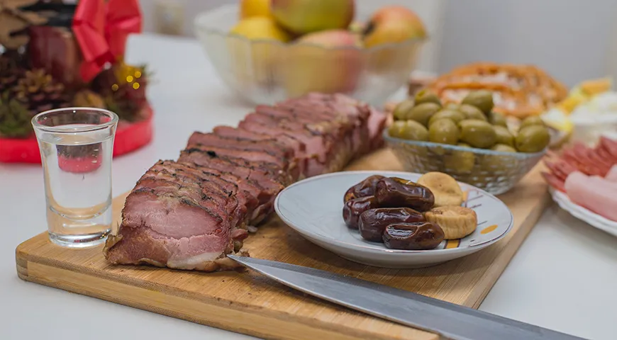 Сливовица раскрывается в компании с мясными блюдами, финиками и инжиром