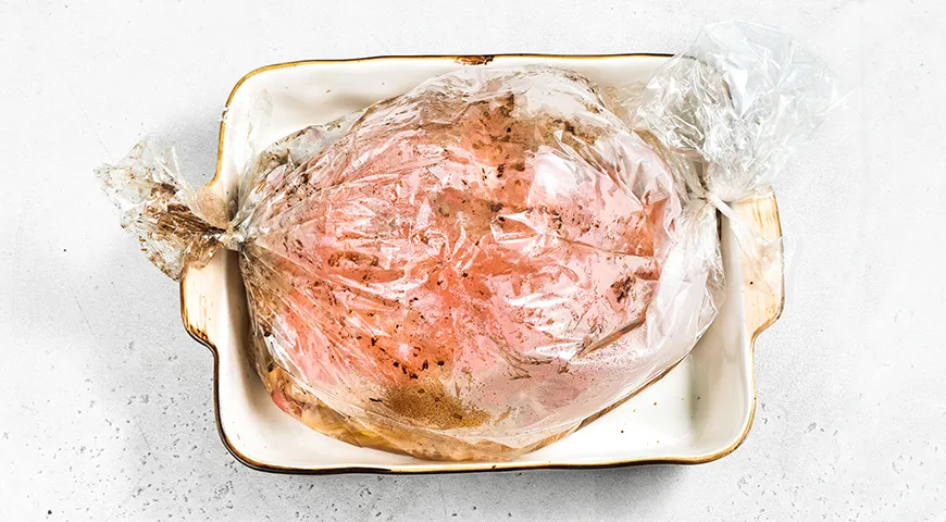 Лещ, запечённый целиком в рукаве в духовке