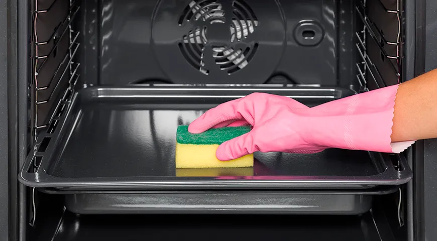Для электрической духовки используйте только мягкие щетки или жесткую сторону губки для посуды