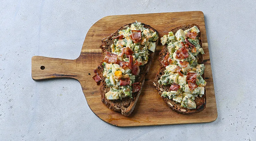 Ржаной тост с яичным салатом