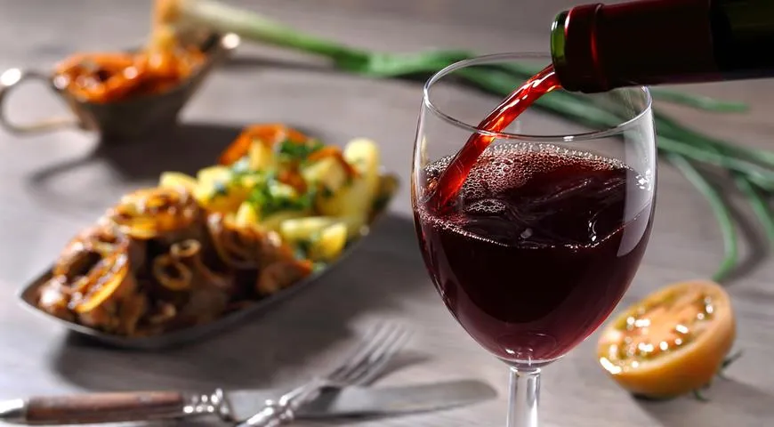 Самая простая и практичная рекомендация по подбору вина к еде - это сопровождение одного блюда одним бокалом вина