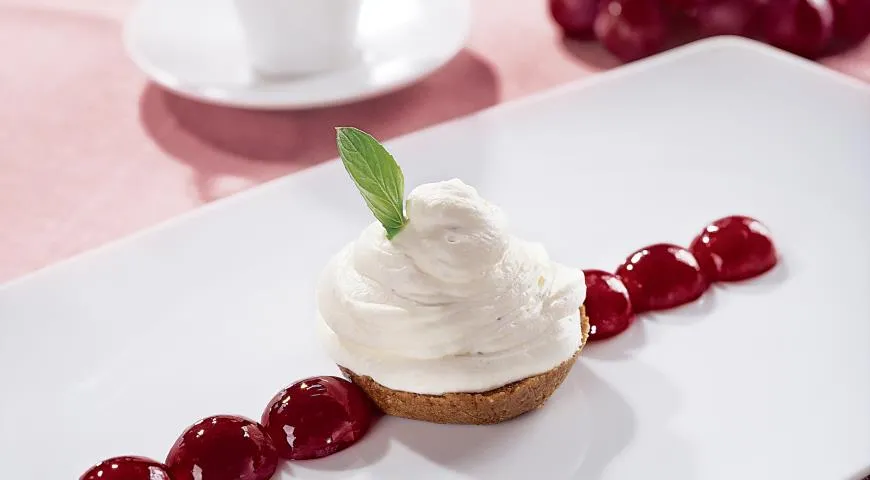 Ореховые корзиночки с кремом из рокфора