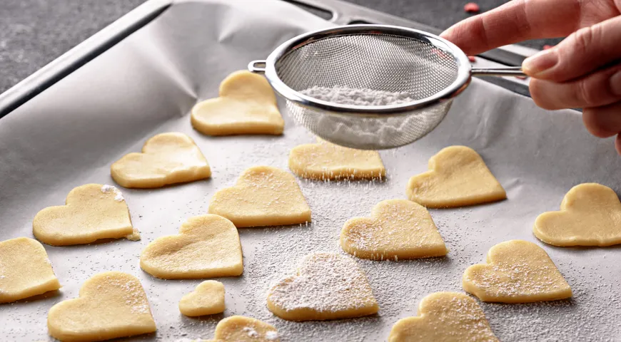 Для домашней выпечки лучше брать сахарную пудру мелкого помола: чем мельче частицы, тем тоньше ляжет посыпка и лучше растворится крем