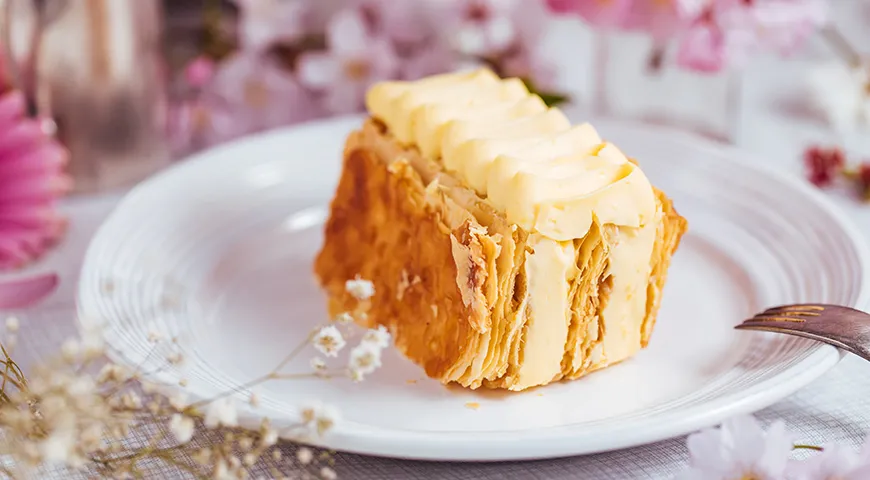 Есть версия, что торт «Наполеон» придумали придворные кондитеры императора Николая II, взяв за основу французский десерт mille-feuille