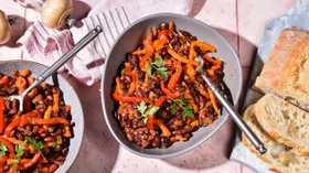 Фасоль с овощами в томатном соусе