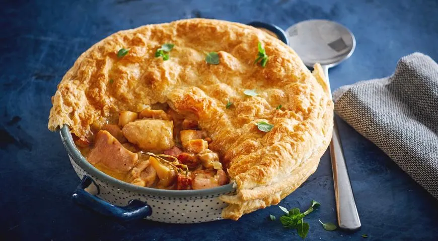 Рагу из кролика с белыми грибами под шапкой из слоеного теста