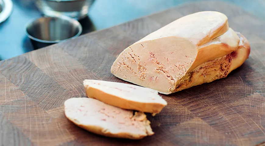 В переводе с французского фуа-гра (foie gras) означает «жирная печень»
