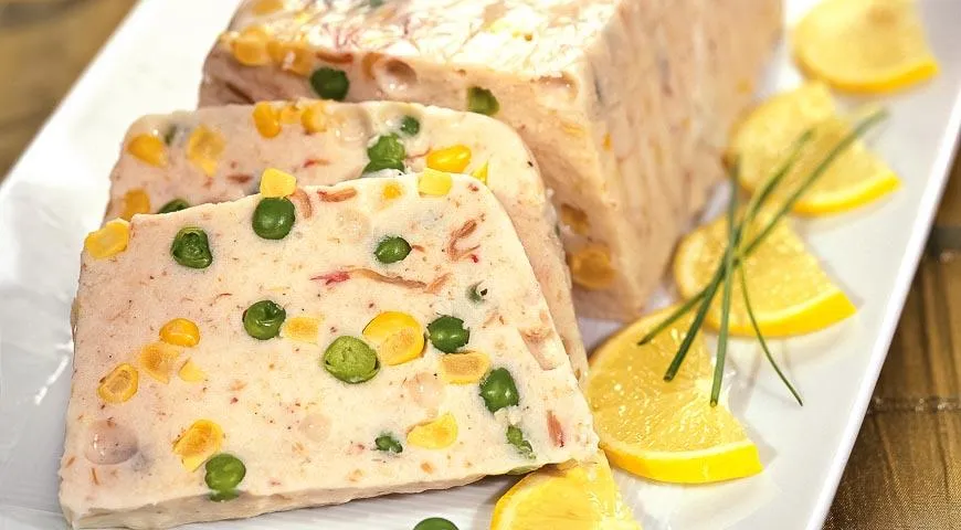 Мусс из окуня с кукурузой и зеленым горошком