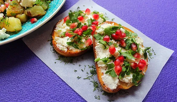 Брускетта с фетой и зернами граната