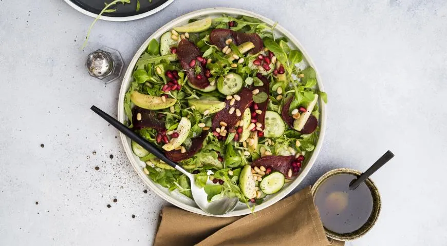 Салат из фейхоа с вяленой ветчиной