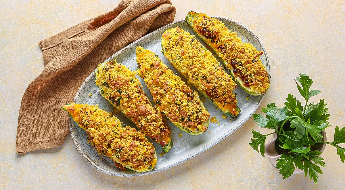Кабачки, фаршированные салями