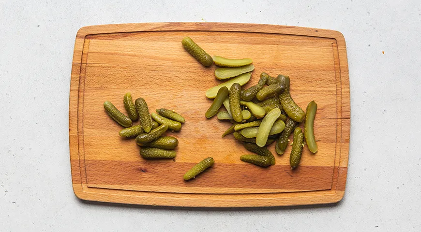 Салат с говядиной, болгарским перцем и маринованными огурцами