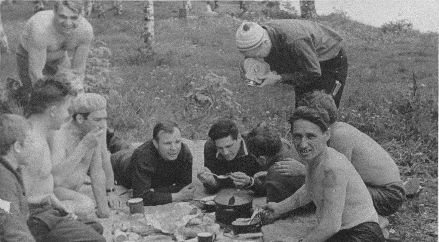 Юрий Алексеевич с друзьями (фото из коллекции дома-музея Гагарина)