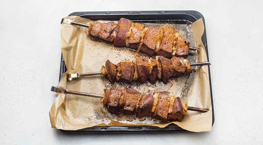 Шашлык из говяжьей печенки на мангале