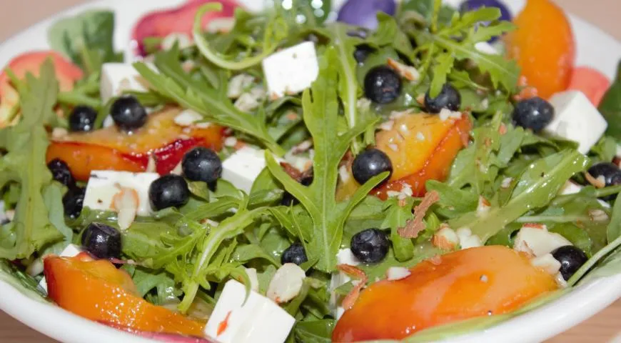 Салат с абрикосами и сыром. Салат с персиками и рукколой. Руккола моцарелла. Салат руккола персик. Салат с персиками.