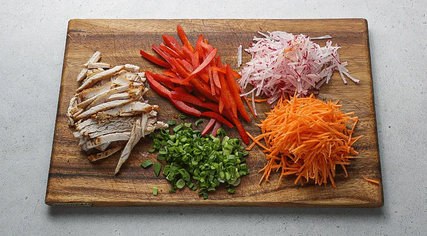 Салатные рулеты с индейкой, овощами и арахисом