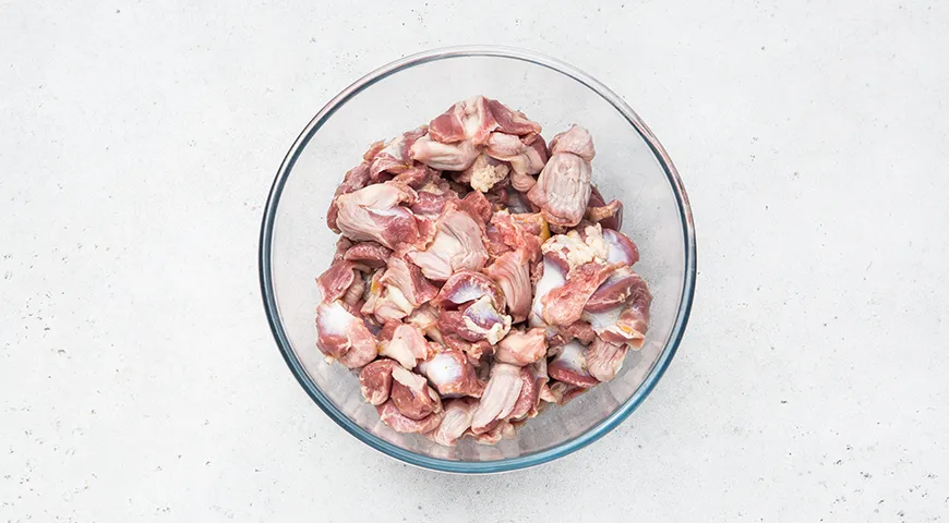 Куриные желудки, тушенные с луком