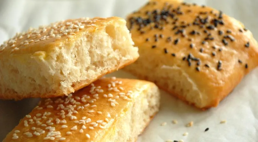 Хлебные плиточки из дрожжевого теста на воде без яиц, рецепт с черным кунжутом