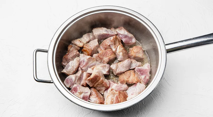 Жаркое из свинины с картошкой на сковороде