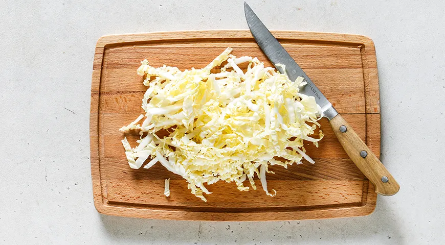 Салат из пекинской капусты с помидорами, сыром и колбасой