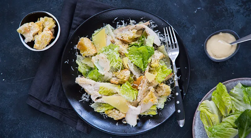 Салат «Цезарь» с копченой курицей