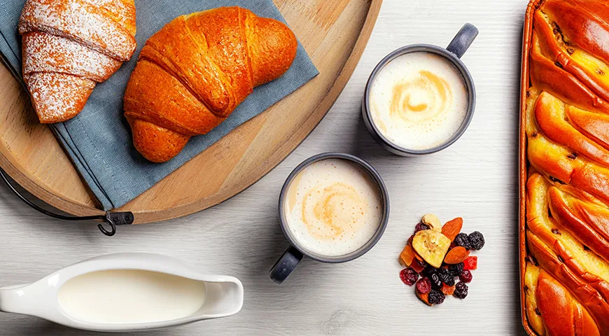 В Австралии и Новой Зеландии флэт уайт пьют в течение всего дня с легкими десертами или просто выпивают отдельно, наслаждаясь балансом вкуса