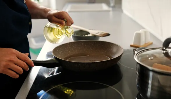 Обожглись маслом при жарении: фельдшер назвала первые действия