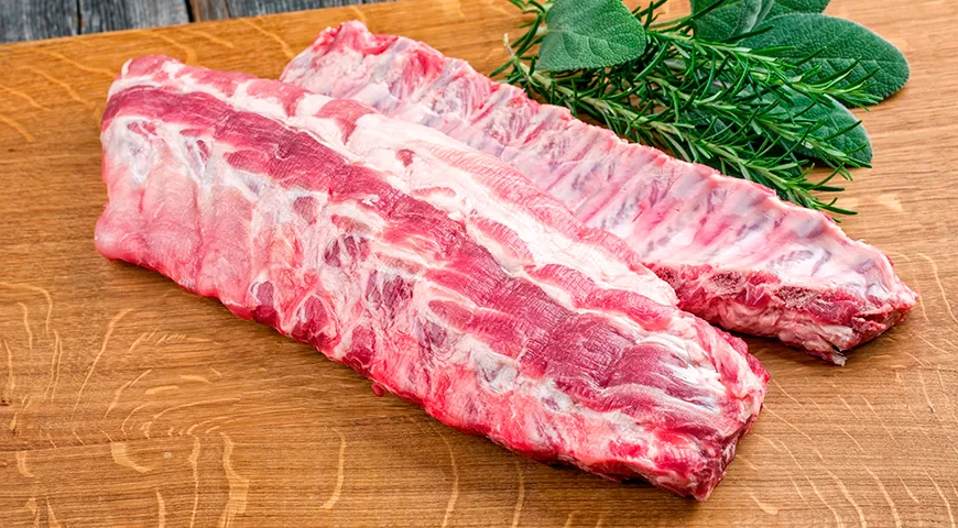 «Сент-Луис» (St. Louis style) — это те же беконные ребра, но прошедшие дополнительную обработку: у них срезали грубые края, хрящи и часть брюшин