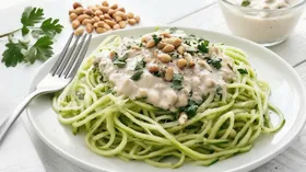 Паста из кабачка с соусом из белой фасоли и кедровыми орешками