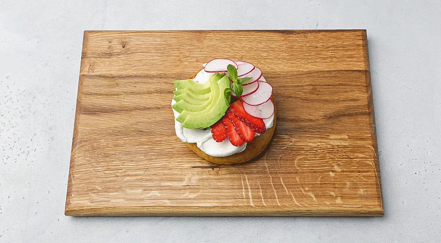 Бейгл с клубникой и авокадо