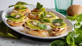 Бутерброды с киви, плавленым сыром и чесноком