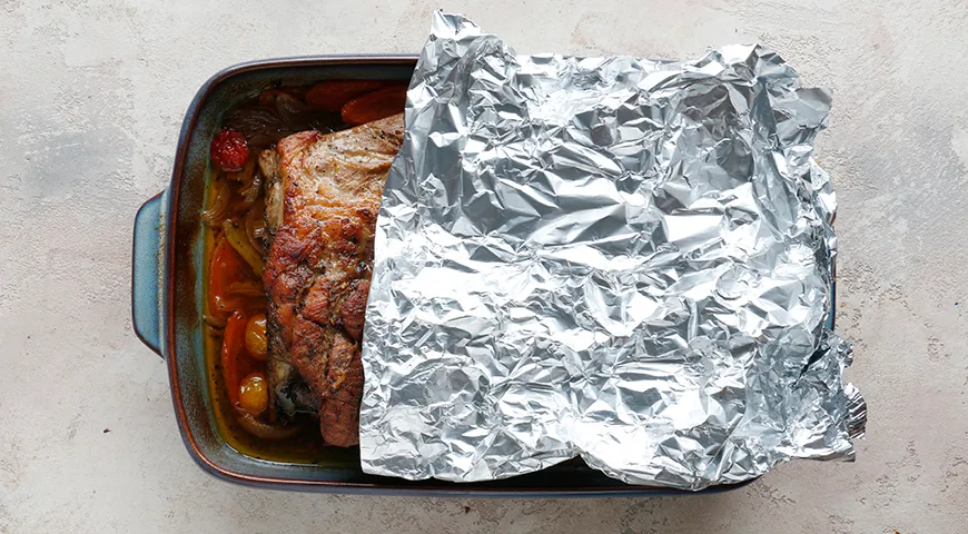 С готового мяса в фольге (если оно было предварительно обжарено) не спешите снимать фольгу, оставьте его «отдохнуть» 20-30 минут: за это время перераспределятся соки внутри куска, вы получите наивкуснейшее блюдо