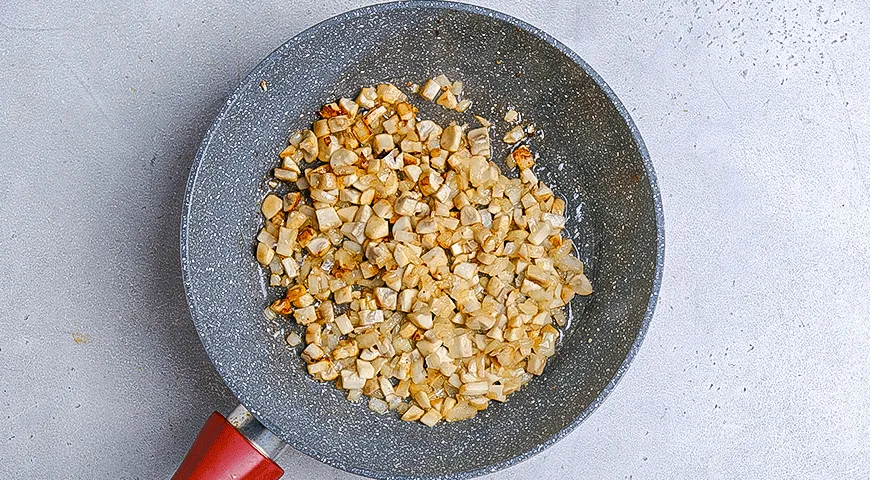 Фаршированные яйца с жареными шампиньонами