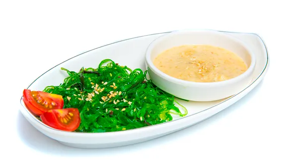 Салат чука с ореховым соусом