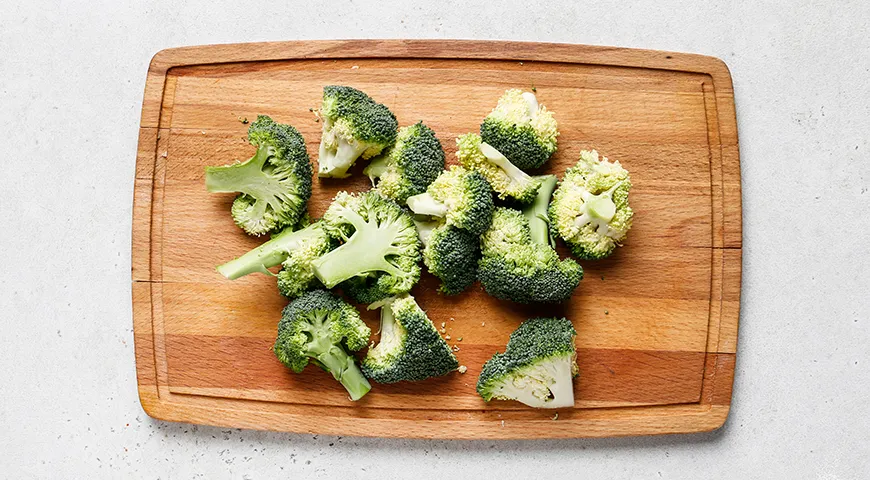 Брокколи со сметаной на сковороде