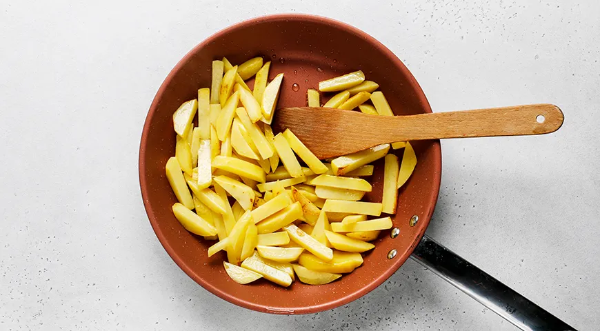 Жаренная картошка с колбасой на сковороде