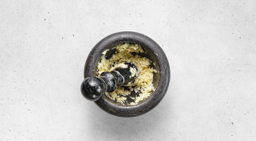 Жареная курица в молочно-чесночном соусе на сковороде