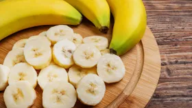 Как правильно чистить банан: с какой стороны снимать кожуру и другие способы