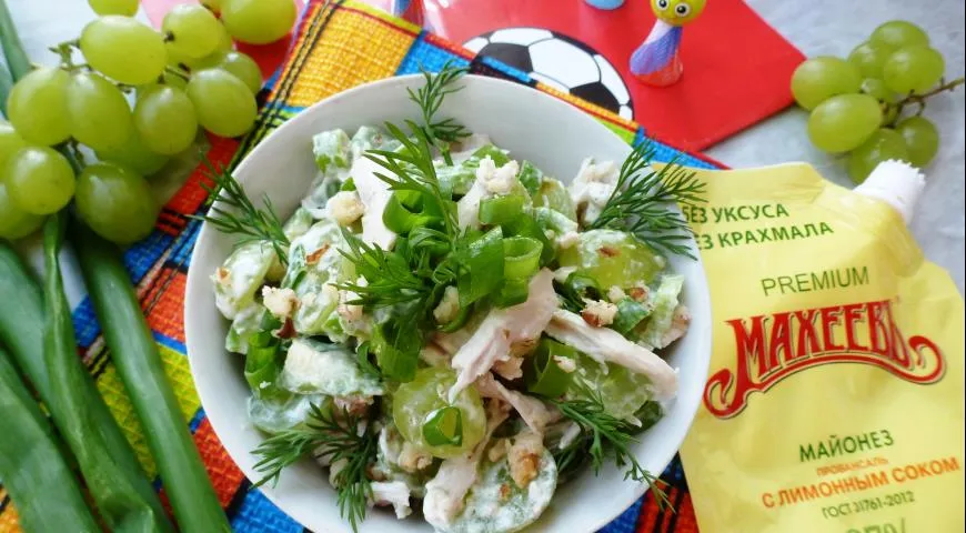 Салат с виноградом и курицей