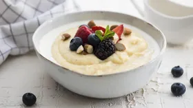 Кукурузная каша на молоке c ягодами 