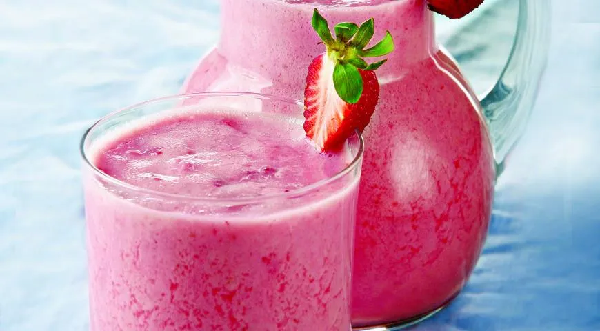 Земляничный коктейль с кефиром и медом