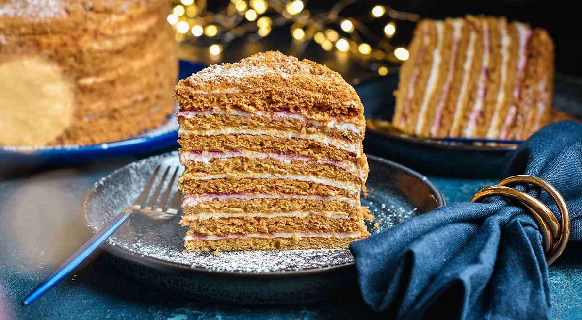 Рецепт торта «Медовик» с малиной